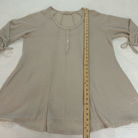 Lizard Thicket NWT Cream Puff Sleeve Blouse with Tie Front and Ribbed Texture - Picture 5 of 10